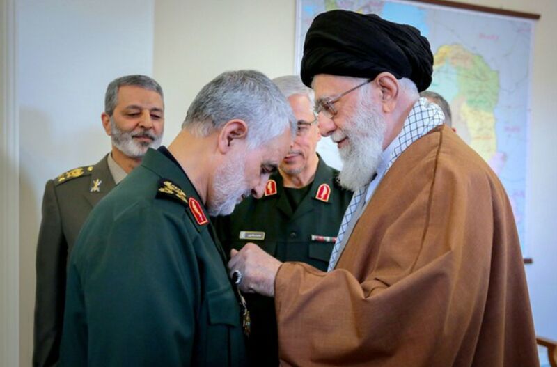 پرونده:اعطای نشان ذوالفقار.jpg